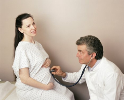 Mulher grávida precisa ser inspecionada para evitar possíveis complicações