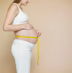 Barriga de medição grávida