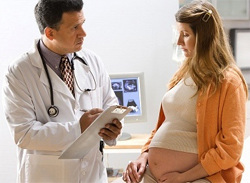 Mulher grávida em uma recepção de um médico