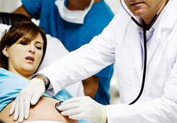 Mulher grávida inspecionando um médico