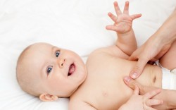 dor abdominal, cólica, cólica em um bebê recém-nascido, cuidados infantis
