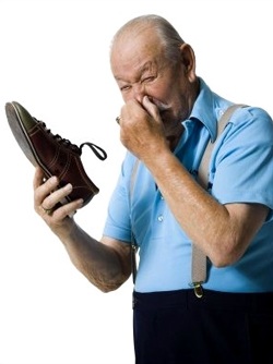 Aprenda cuidadosamente as instruções para usar sapatos esportivos. Se puder ser lavado para se livrar do cheiro desagradável, faça pelo menos uma vez por mês