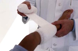 Należy stosować na otwartej rany sterylnego bandaża z gazy lub czystym ręcznikiem