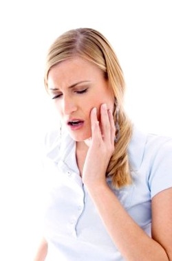 Wie man Zahnschmerzen schnell lindert, wenn ein Zahn schmerzt