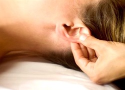 Massaggio del guscio dell'orecchio