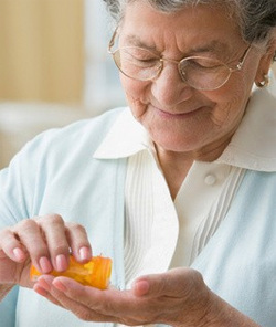 Met de leeftijd wordt het vermogen van het lichaam om vitamines te absorberen, bovendien, het organisme van ouderen wordt het vaakst verzwakt door verschillende ziekten en druginname, dus de extra ontvangst van de polyvitaminen is vaak noodzakelijk voor hen