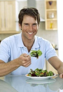 Plantaardig voedsel, dat de basis is van het dieet, is rijk aan vitamine C en P, kalium, magnesium en bèta-caroteen, die de immuniteit van het lichaam aanzienlijk verhoogt